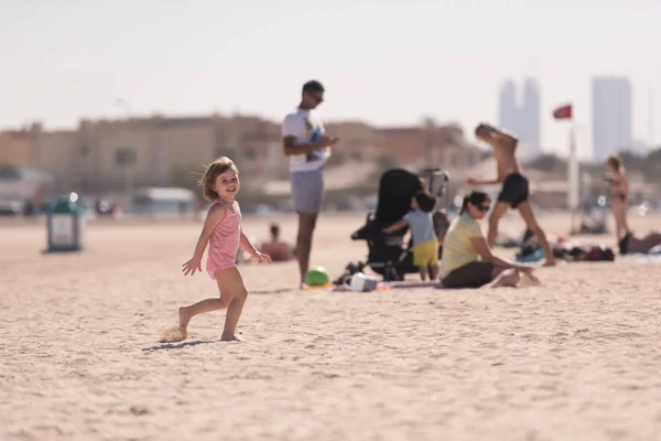 Kis aranyos lány a strandon — Stock Fotó