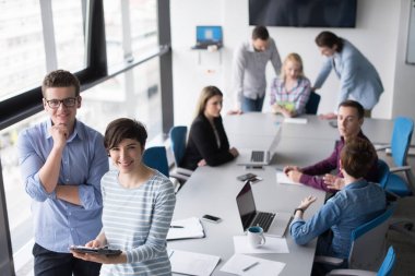 İki iş insanlar çalışma ile Tablet Office