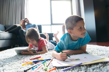 Genç çift çocuklar ile vakit