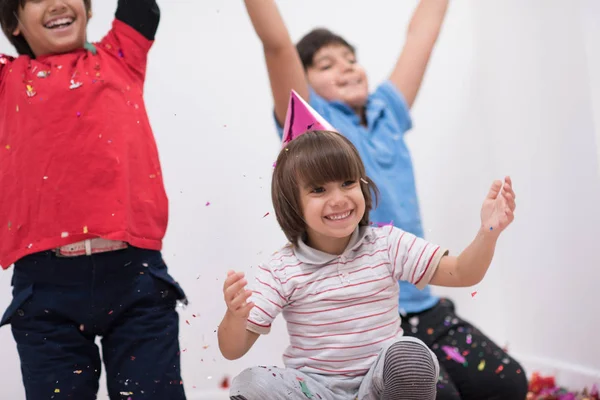 Gelukkige Kinderen Vieren Feest Met Blazen Confetti — Stockfoto