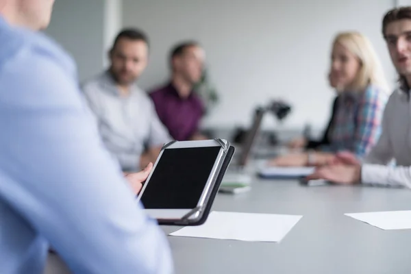 Biznesmen Korzystający Tabletu Biurze Współpracownikami Tle — Zdjęcie stockowe