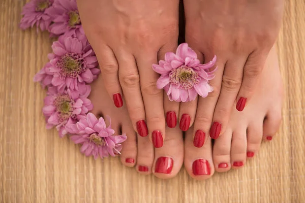 Weibliche Füße und Hände im Wellness-Salon — Stockfoto