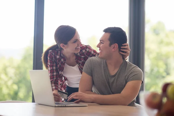 Glückliches junges Paar kauft online ein — Stockfoto