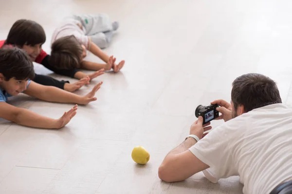 Photoshooting Gyerekek Modellek Stúdióban Mint Modern Otthon — Stock Fotó