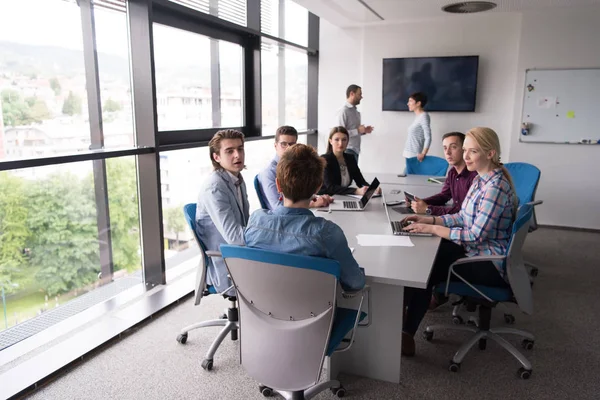 Grupo Empresarios Discutiendo Plan Negocios Oficina — Foto de Stock