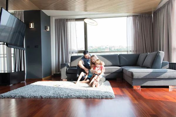 Heureux jeune couple passer du temps avec les enfants — Photo