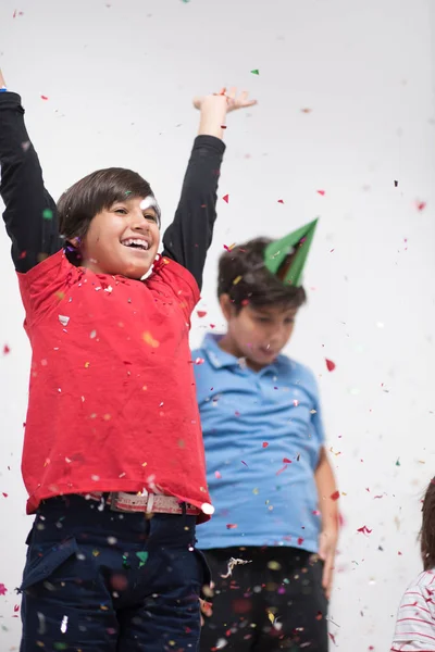 Mutlu Çocuklar Partiyi Konfeti Patlatarak Kutluyor — Stok fotoğraf