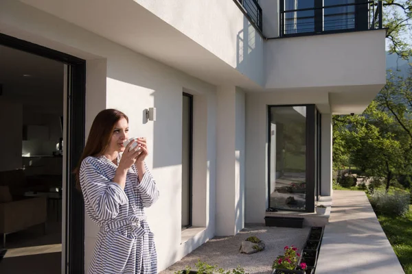 Kobieta w szlafrok, ciesząc się rano Kawa — Zdjęcie stockowe