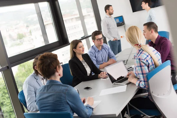 Gruppe Von Geschäftsleuten Diskutiert Businessplan Büro — Stockfoto