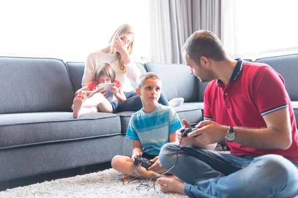 Famille heureuse jouant à un jeu vidéo — Photo