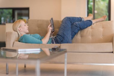 Tablet bilgisayar kullanan bir kadın.