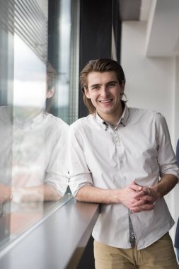 başlangıç ofis pencerenin yanındaki genç işadamı