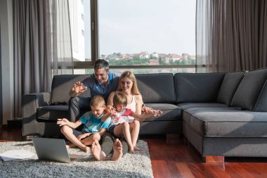Aile oynarken birlikte dizüstü bilgisayar ile