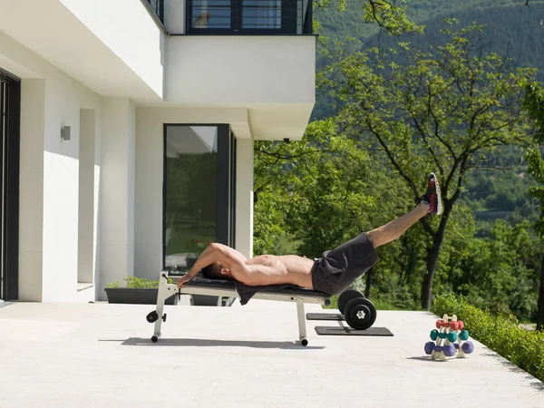 朝の体操をしている男 — ストック写真