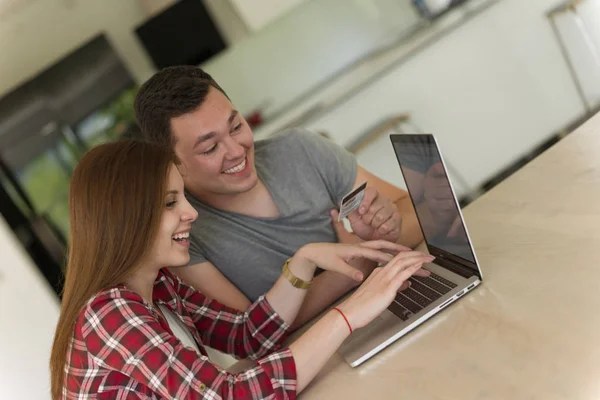 Feliz casal jovem compra online — Fotografia de Stock