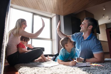 Genç çift çocuklar ile vakit