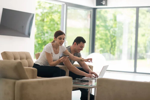 Gelukkige jonge paar online kopen — Stockfoto