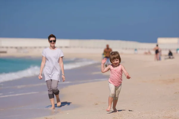 Μητέρα και κόρη τρέχουν στην παραλία — Φωτογραφία Αρχείου