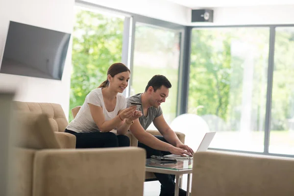 Gelukkige jonge paar online kopen — Stockfoto