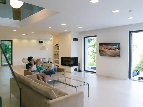 Young happy couple relaxes in the living room — Stock Photo, Image