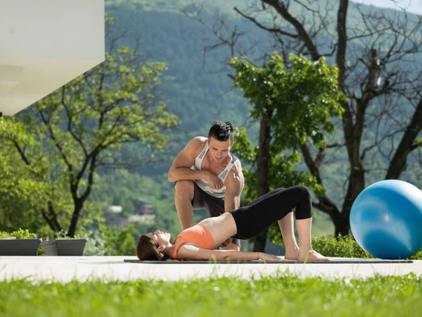 Femme avec entraîneur personnel faisant du yoga matinal — Photo