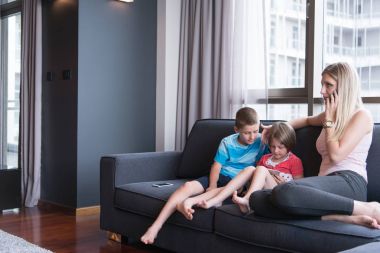 genç anne çocuklarla vakit