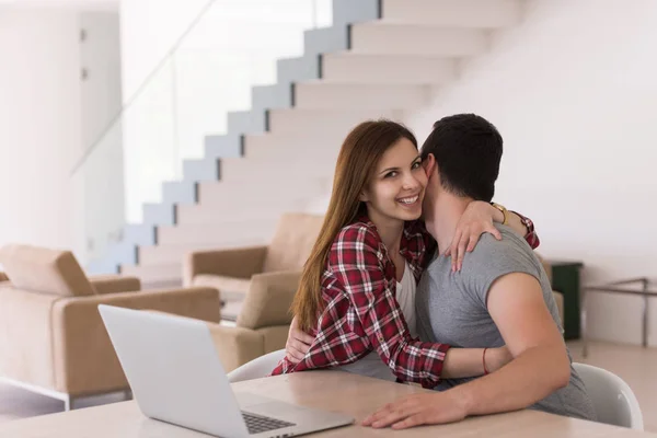 Feliz casal jovem compra online — Fotografia de Stock