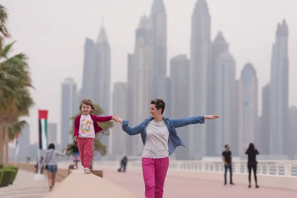 Madre e carina bambina sul lungomare — Foto Stock