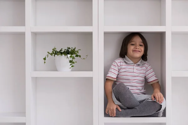 Menino posando em uma prateleira — Fotografia de Stock