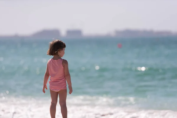 Małe słodkie dziewczyny na plaży — Zdjęcie stockowe