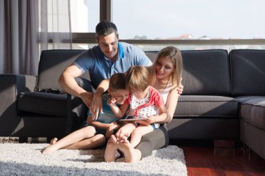 mutlu genç çift çocuklar ile vakit