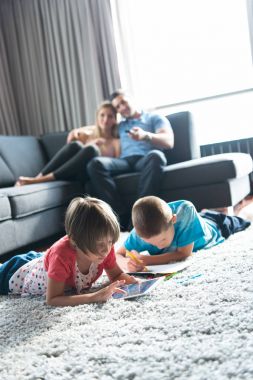 Genç çift çocuklar ile vakit