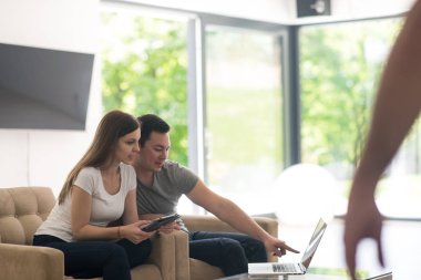 evde rahatlatıcı tablet ve dizüstü bilgisayarlar ile Çift