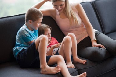 genç anne çocuklarla vakit