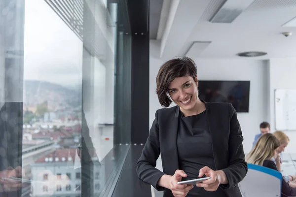 Kvinna med mobiltelefon — Stockfoto