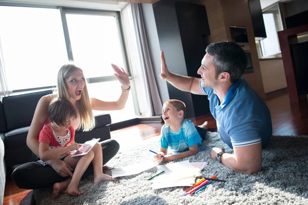 Jeune couple passe du temps avec les enfants — Photo