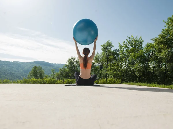 Mulher fazendo exercício com bola pilates — Fotografia de Stock
