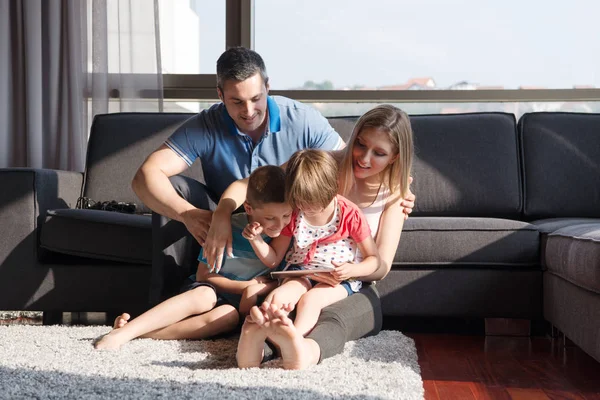 Gelukkige jonge paar tijd doorbrengen met kinderen — Stockfoto