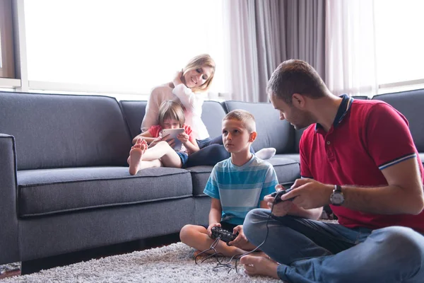 Szczęśliwa rodzina gra w grę wideo — Zdjęcie stockowe
