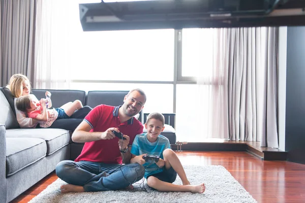 Familia feliz jugando un videojuego — Foto de Stock