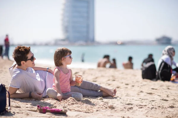 Mamma e figlia sulla spiaggia — Foto Stock