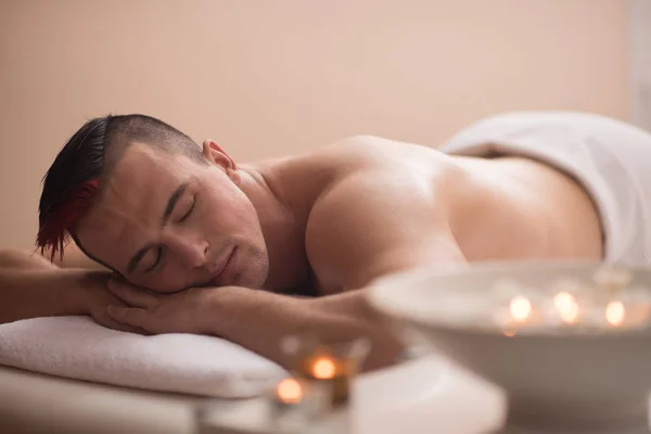 Schöner Mann, der sich in einem Wellness-Massagezentrum ausruht — Stockfoto