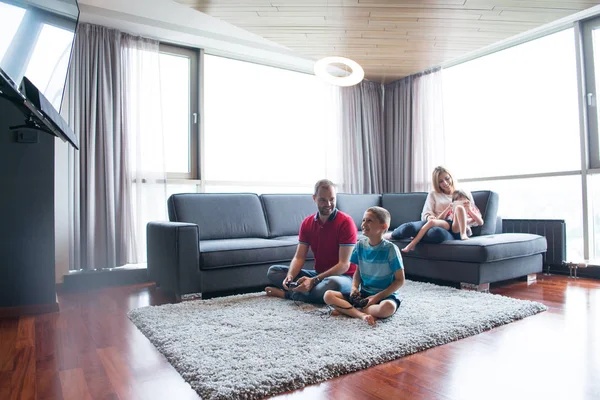 Família feliz jogando um jogo de vídeo — Fotografia de Stock