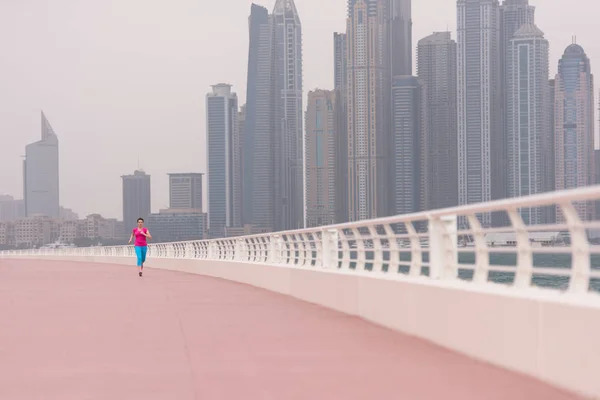 Mujer corriendo en el paseo marítimo — Foto de Stock