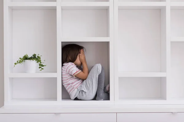 Giovane ragazzo posa su uno scaffale — Foto Stock