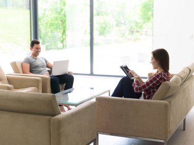 evde rahatlatıcı tablet ve dizüstü bilgisayarlar ile Çift