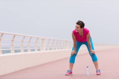 gezinti yerinde ısınma ve germe kadın