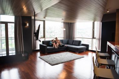 genç anne çocuklarla vakit