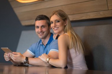 Evde tablet kullanan çift