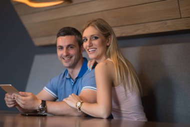 Evde tablet kullanan çift